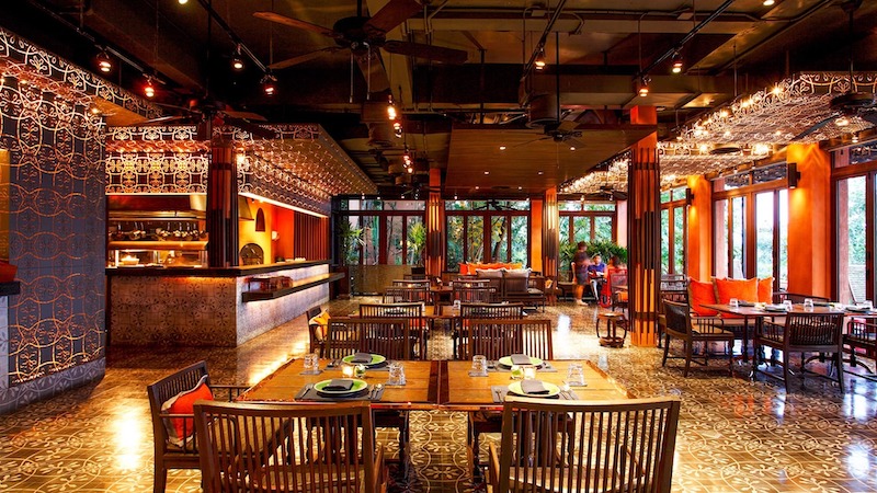 Không gian chú trọng ánh sáng vàng dịu, mùi hương thảo mộc và nhạc nền cổ điển, mang đến trải nghiệm ẩm thực đậm bản sắc văn hóa 