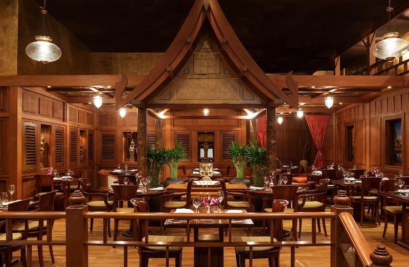 Mái cong, gỗ chạm khắc tinh xảo và màu sắc ấm áp, tạo cảm giác gần gũi, đậm chất văn hóa Thái Lan 