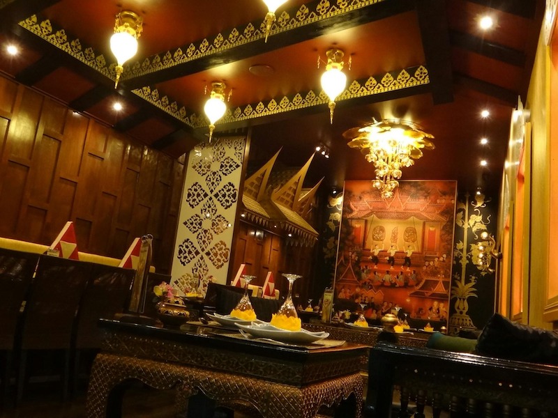 Bảng màu vàng nghệ, đỏ đô và xanh ngọc, kết hợp ánh sáng ấm giúp không gian quán Thái truyền thống trở nên sống động và đầy năng lượng 