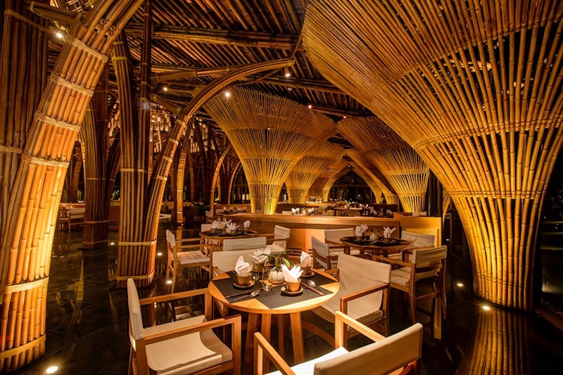 Nhà hàng bằng tre phong cách hiện đại chú trọng bố trí không gian mở, thoáng đãng, kết hợp cây xanh, giúp khách hàng thư giãn và hòa mình với thiên nhiên  