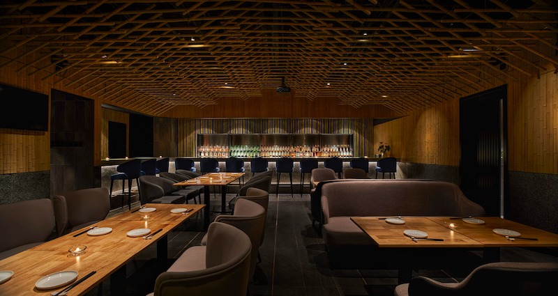 Màu sắc trung tính, ánh sáng LED hài hòa trong nhà hàng bằng tre hiện đại mang đến không gian tinh tế, sang trọng nhưng vẫn gần gũi và ấm áp 