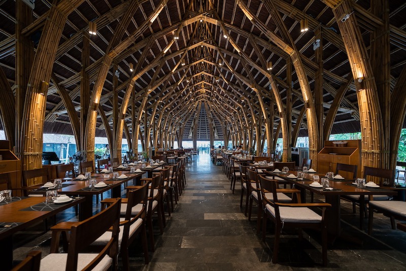 Nhà hàng phong cách hiện đại bằng tre chú trọng công năng, phân chia khu vực ăn uống, quầy bar, lối đi hợp lý, đảm bảo tiện lợi cho nhân viên và khách 