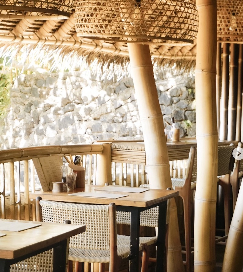 Trần và vách tre trong nhà hàng được đan xen họa tiết truyền thống, tạo không gian ấm cúng, gần gũi nhưng vẫn sang trọng và thanh thoát 