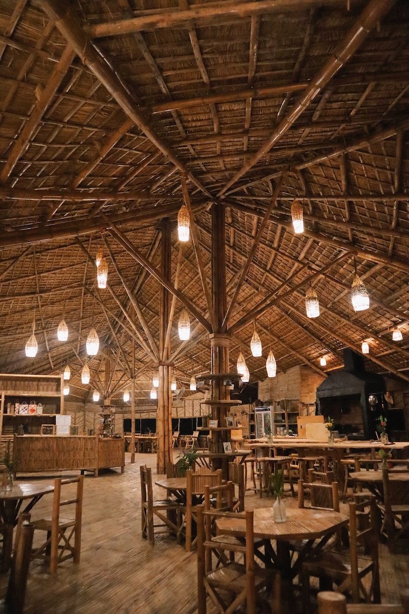 Ánh sáng tự nhiên dịu nhẹ kết hợp đèn lồng trang trí làm nổi bật họa tiết tre, tăng cảm giác ấm cúng, truyền thống cho không gian 