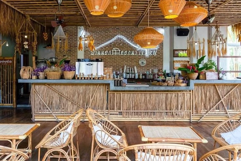 Nhà hàng bằng tre phong cách mộc mạc sử dụng mái tre, trần đan xen cùng nội thất gỗ, tạo không gian ấm cúng, gần gũi thiên nhiên cho khách 