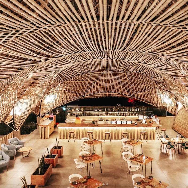 Nội thất nhà hàng bằng tre hiện đại sử dụng gỗ, mây và ánh sáng nhân tạo tinh tế, mang đến trải nghiệm ăn uống thoải mái, tiện nghi 