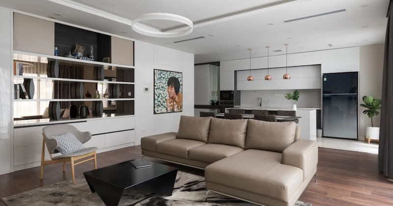 Việc sử dụng các tông màu trắng, be và xám làm chủ đạo giúp không gian chung cư trở nên rộng rãi, sáng sủa và không bao giờ lỗi mốt