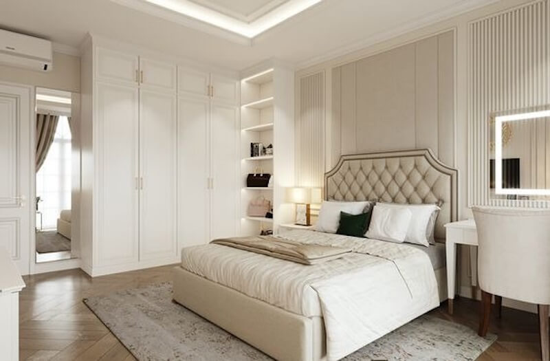 Phòng ngủ tân cổ điển với thiết kế thanh lịch, giường bọc nệm và tủ quần áo lớn, tạo không gian thoải mái và sang trọng