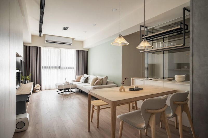 Đặt bàn ăn ở vị trí trung gian không chỉ giúp phân chia khu vực khách - bếp một cách ước lệ mà còn tạo ra sự thuận tiện tuyệt đối