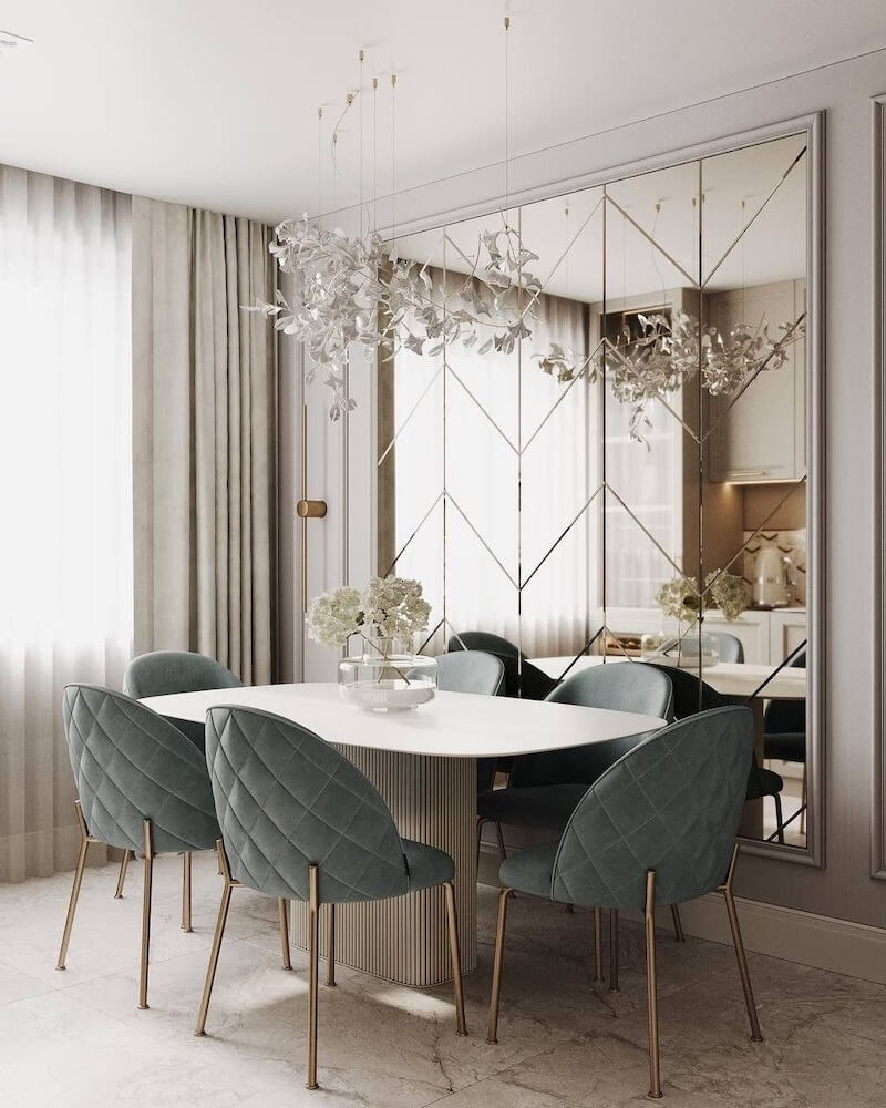 Không chỉ đơn thuần là một tấm gương, hệ kính thủy ghép hình quả trám hay đa giác giúp nhân đôi diện tích và ánh sáng cho phòng ăn