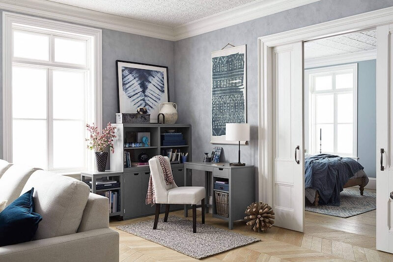 Phòng khách kết hợp góc làm việc nên bố trí bàn gọn sát tường, đủ ánh sáng tự nhiên, tách ước lệ bằng kệ hoặc vách nhẹ, đảm bảo yên tĩnh