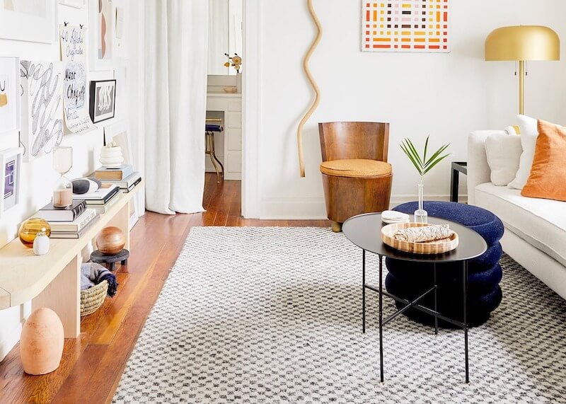 Khi chọn bàn trà, thảm cho phòng khách chung cư cần tỷ lệ sofa, màu hài hòa, chất liệu vệ sinh, đảm bảo lối đi