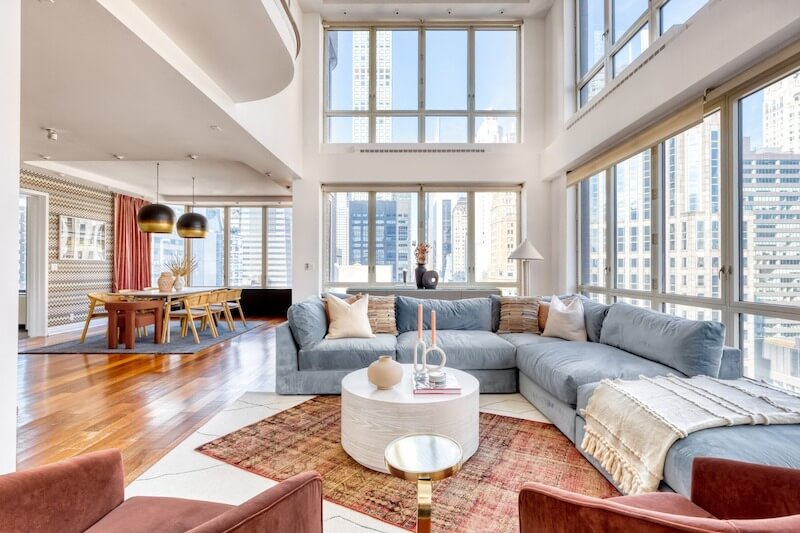 Phòng khách chung cư phong cách Hiện đại ưu tiên đường nét gọn gàng, màu sắc trung tính, bố trí khoa học, tạo cảm giác rộng rãi, tiện nghi và dễ ứng dụng lâu dài