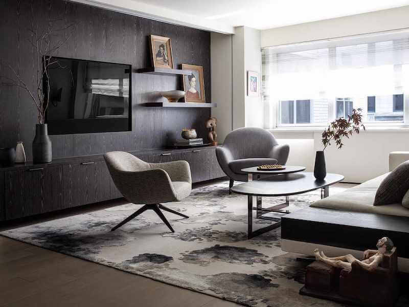 Ánh sáng tự nhiên được tận dụng tối đa trong phòng khách chung cư Hiện đại, kết hợp đèn trần, đèn hắt để tăng chiều sâu và cảm giác sang trọng