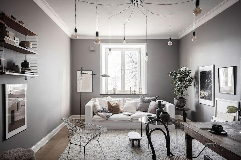 Nội thất Scandinavian chú trọng công năng, sử dụng sofa vải sáng màu, bàn trà gỗ đơn giản, hạn chế chi tiết để không gian luôn gọn gàng