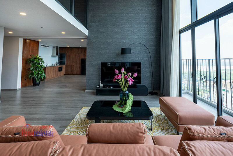 Sofa bộ lớn hoặc sofa chữ U giúp phòng khách rộng tạo bố cục tiếp khách bề thế, phù hợp gia đình đông người hoặc thường xuyên tiếp khách