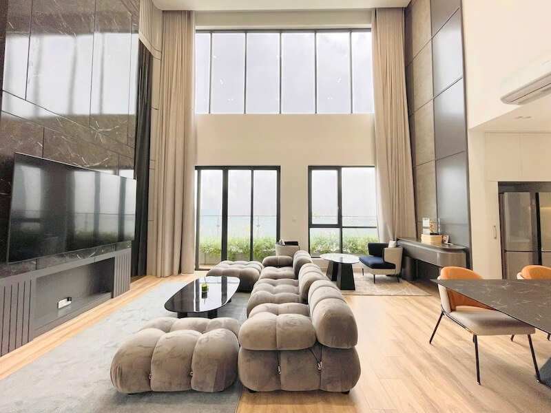 Khu vực tivi có thể thiết kế vách ốp đá, gỗ hoặc lam trang trí để tạo điểm nhấn xứng tầm diện tích