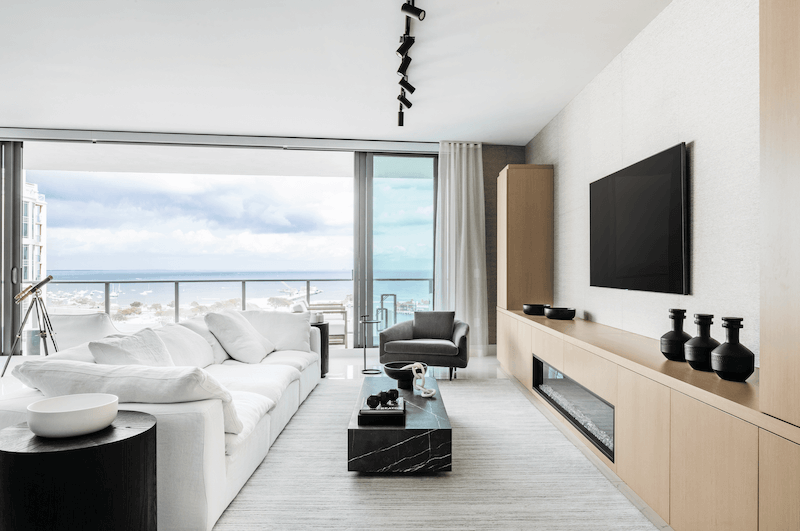 Ánh sáng trong phòng khách lớn hơn 30m2 nên bố trí nhiều lớp, kết hợp đèn trần, đèn hắt, đèn trang trí tạo chiều sâu không gian