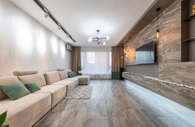 Phòng khách hẹp dài cần ưu tiên sofa văng áp tường, tivi treo gọn, giữ lối đi thông thoáng, dùng màu sáng để mở rộng không gian