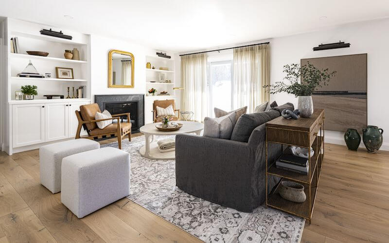 Phòng khách vuông nên bố trí sofa chữ L hoặc sofa bộ cân đối, tivi đặt trung tâm, khoảng cách hợp lý, tạo bố cục hài hòa, dễ sinh hoạt