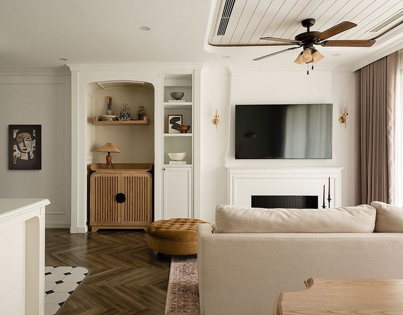 Thiết kế bàn thờ đứng kèm vách CNC giúp tránh lỗi đặt bàn thờ quá lộ, thường gặp trong phòng khách chung cư diện tích trung bình