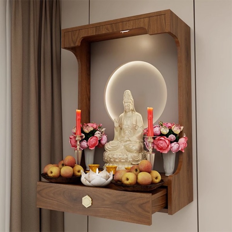 Bàn thờ treo tường giúp tiết kiệm diện tích sàn, tạo không gian gọn gàng, phù hợp chung cư nhỏ, vẫn đảm bảo sự trang nghiêm và hài hòa với nội thất hiện đại 
