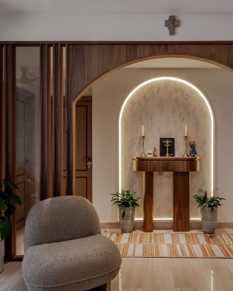 Màu sắc chủ đạo nên là trắng, gỗ sáng hoặc trung tính để phù hợp nội thất hiện đại và tinh thần Công giáo