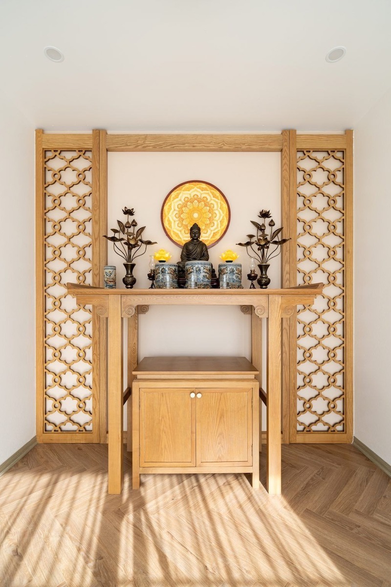 Bàn thờ Phật nên đặt ở vị trí cao ráo, yên tĩnh, thiết kế tối giản, ánh sáng dịu nhẹ để giữ sự thanh tịnh và hài hòa trong phòng khách chung cư 