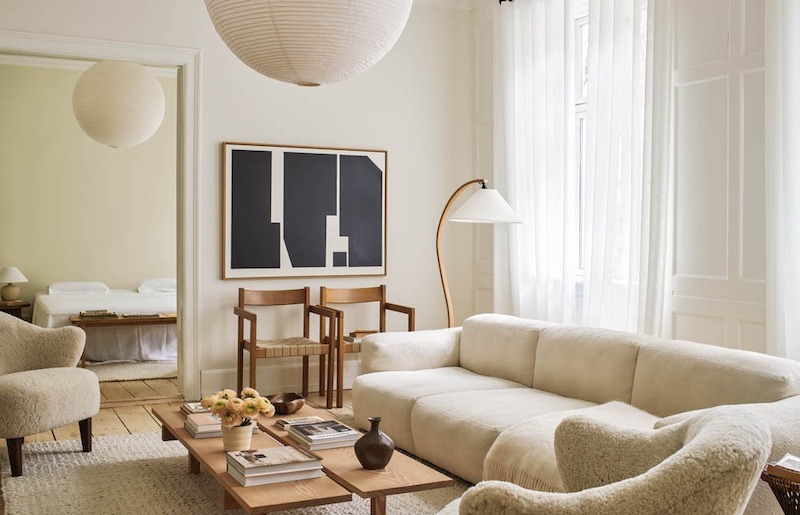 Bố trí ánh sáng phân lớp kết hợp đèn LED thanh và ánh sáng gián tiếp làm nổi bật kết cấu vật liệu, tăng chiều sâu mà vẫn tinh giản 