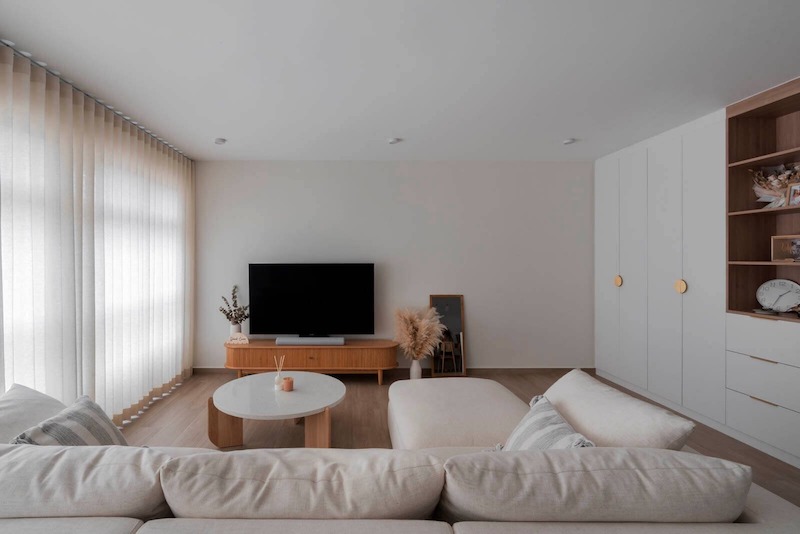 Không gian “trống” (Negative Space) là khoảng trống xung quanh nội thất, giúp phòng khách tối giản rộng rãi, cân bằng thị giác và tạo cảm giác sang trọng 