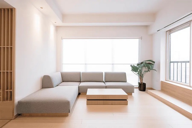 Chọn sofa dáng thấp, kệ tivi treo tường, rèm đơn sắc, nội thất đa năng và ngăn kéo ẩn để phòng khách rộng, gọn, dễ vệ sinh 