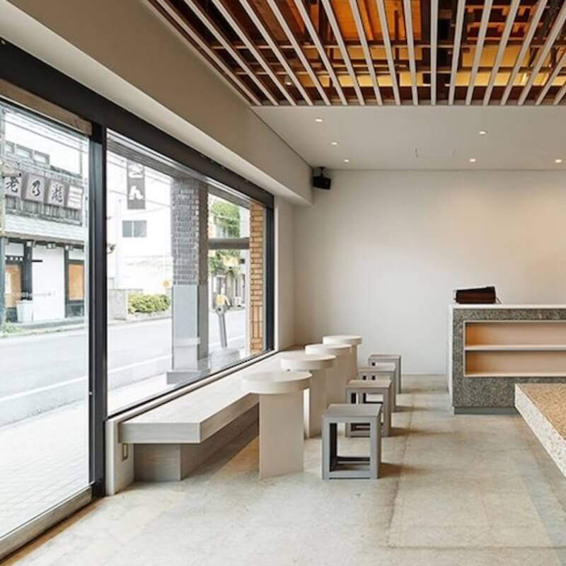 Thiết kế Minimalism sử dụng bảng màu trung tính, đường nét đơn giản, tạo cảm giác sạch sẽ và hiện đại cho quán ăn vặt