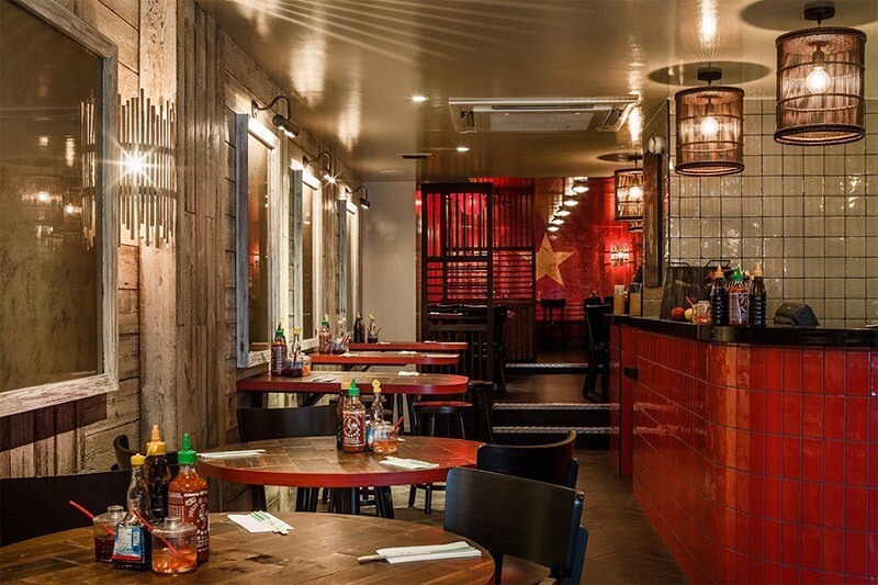 Nội thất trong quán ăn vặt thiết kế retro thường sử dụng tone màu ấm, đem lại cảm giác hơi hoài cổ