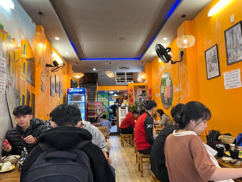 Phong cách dân dã gợi nhớ hình ảnh những quán ăn truyền thống, mang đến trải nghiệm ăn uống giản dị, chân thực và dễ dàng gây thiện cảm với khách hàng