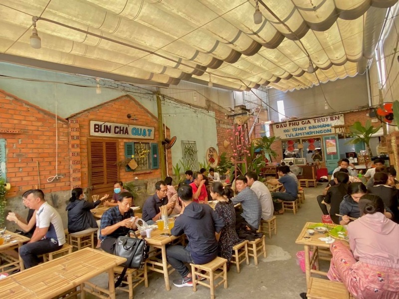 Kết hợp vật liệu tự nhiên và ánh sáng ấm áp, tạo không gian thân thiện, gần gũi, thu hút khách muốn trải nghiệm giản dị