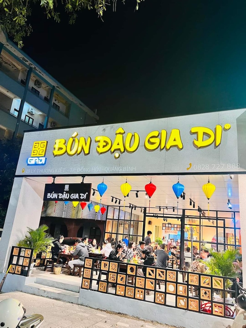 Thiết kế tối giản kết hợp vật liệu hiện đại như kim loại, gỗ công nghiệp và decor sáng tạo, mang đến trải nghiệm ăn uống tiện lợi, thoải mái, phong cách