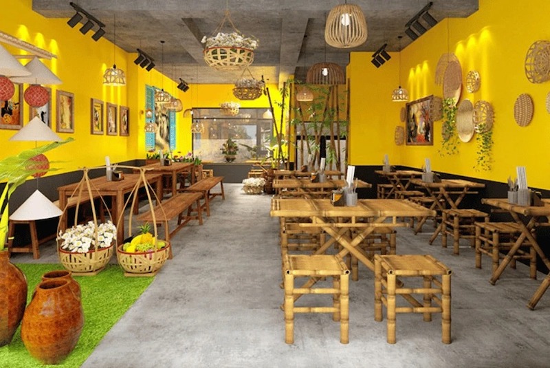 Trang trí tranh tường phố cổ, bàn ghế gỗ thấp và ghế đôn mang đến trải nghiệm ăn uống truyền thống, thu hút khách trẻ check-in, khách trung niên cảm thấy quen thuộc
