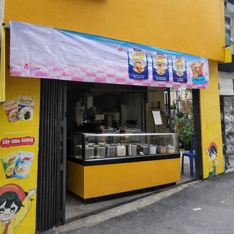 Quầy tủ được đẩy sát mặt tiền, khách dễ tiếp cận và mua nhanh mà không cần xuống xe