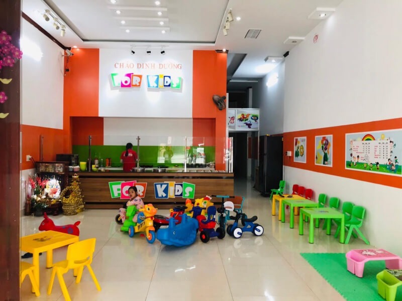 Thiết kế quán cháo dinh dưỡng tích hợp khu vực ăn tại chỗ cần bố trí tách bạch rõ ràng giữa khu nấu, quầy phục vụ và khu ngồi để đảm bảo vệ sinh và an toàn thực phẩm