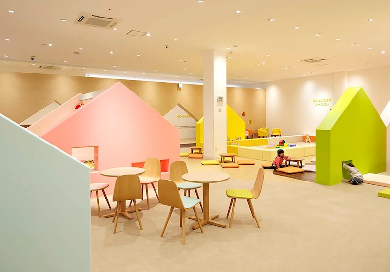 Không gian ăn tại chỗ nên ưu tiên bàn ghế gọn nhẹ, dễ lau chùi, phù hợp với gia đình có trẻ nhỏ và tránh gây cản trở lối di chuyển