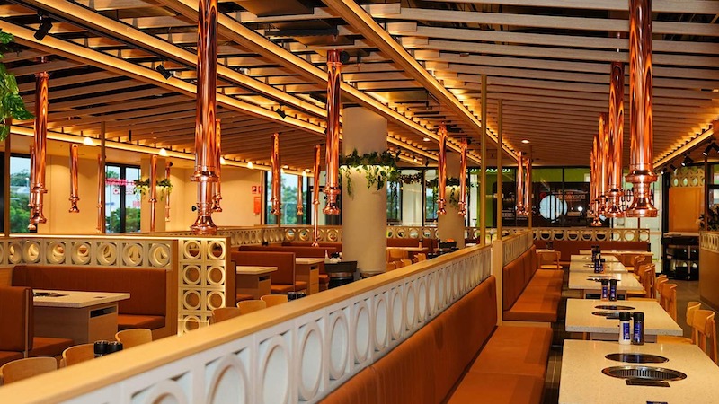 Nên dùng tông đỏ – nâu – đen để gợi cảm giác ấm cúng đặc trưng và tăng nhận diện phong cách quán lẩu nướng Hàn Quốc