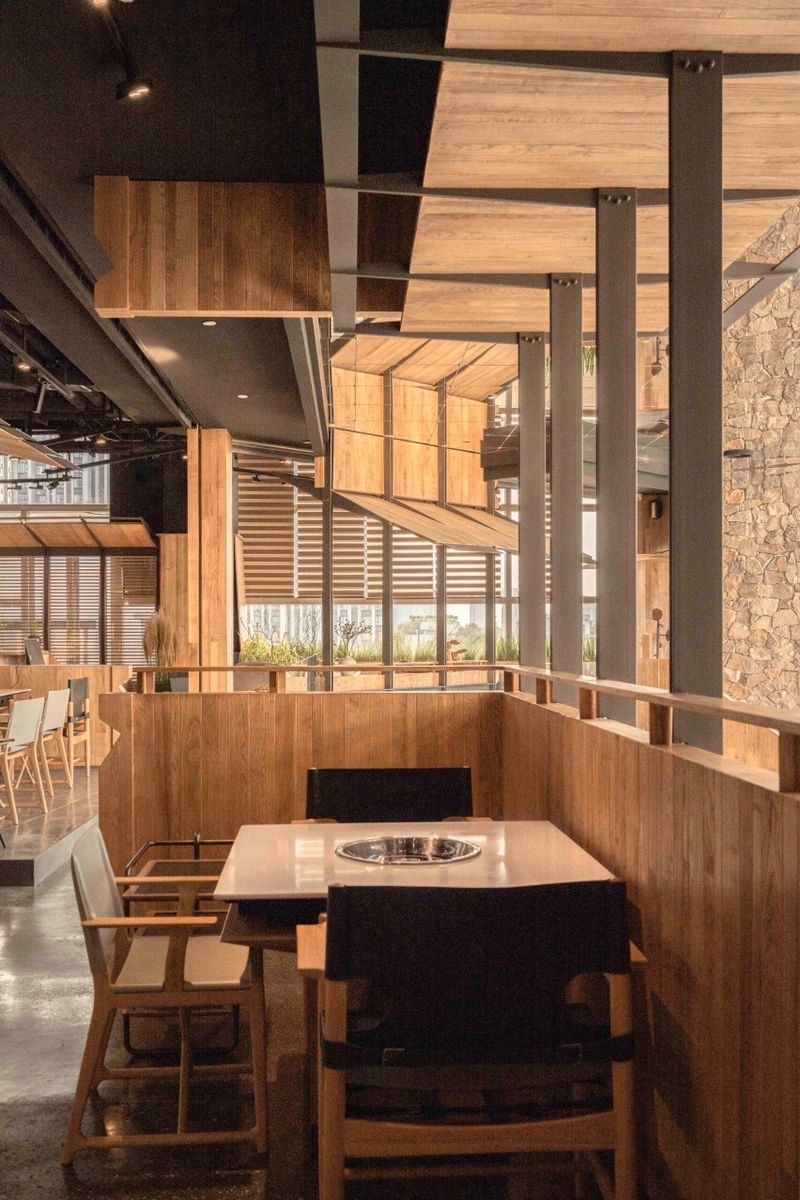 Ưu tiên sử dụng không gian mở để giúp quán lẩu nướng luôn thoáng đáng, sạch sẽ