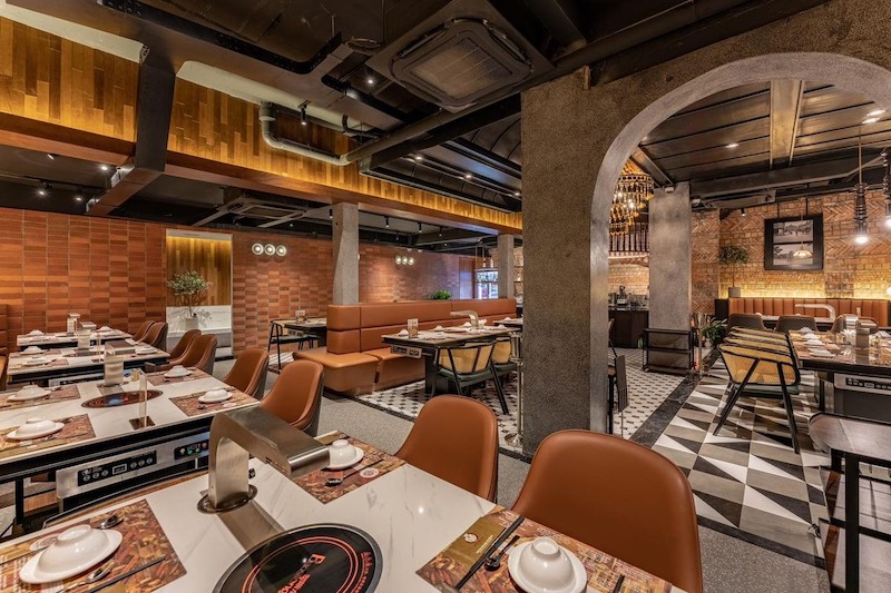 Lẩu nướng cần chú ý hệ thống điều hòa và thông gió để giữ nhiệt độ ổn định trong không gian nhiều nguồn lửa và hơi nóng