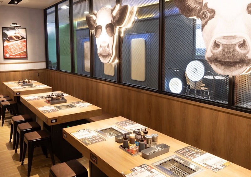 Sử dụng ánh sáng vàng dịu giúp làm nổi bật màu sắc nguyên liệu tươi và tạo cảm giác ấm áp đặc trưng Yakiniku