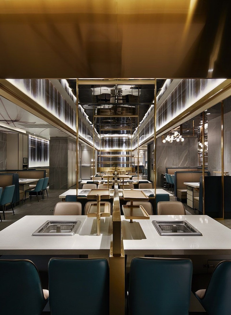 Để thể hiện tính hiện đại, quán lẩu nướng nên sử dụng bàn ghế tối giản, dễ di chuyển, phù hợp nhóm khách lớn nhỏ và tối ưu diện tích quán