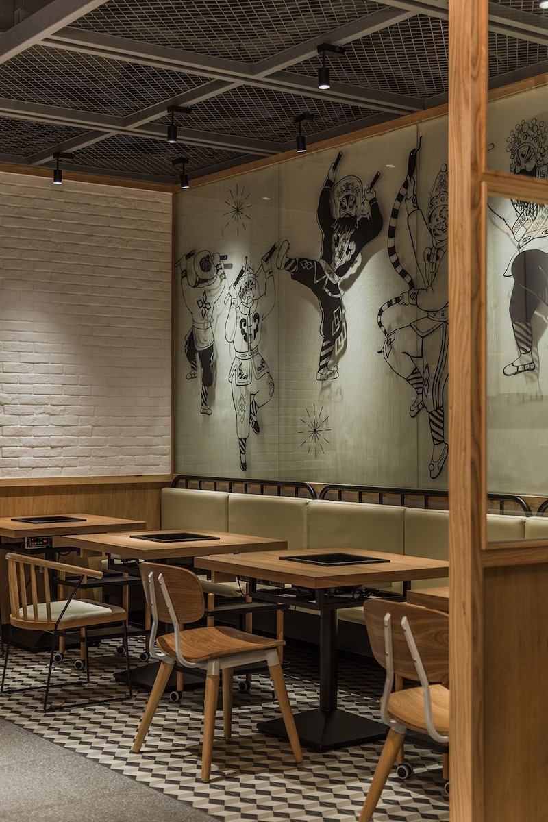 Ánh sáng LED trắng hoặc vàng nhạt, kết hợp đèn treo trang trí được dùng để tăng hiệu ứng hiện đại và bắt mắt