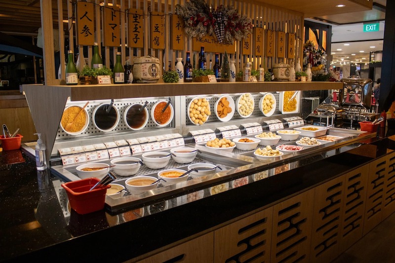 Khu vực quầy line buffet cần bố trí lối đi rộng, sắp xếp món khoa học và đảm bảo giữ nhiệt tốt để khách dễ chọn món và di chuyển thuận tiện