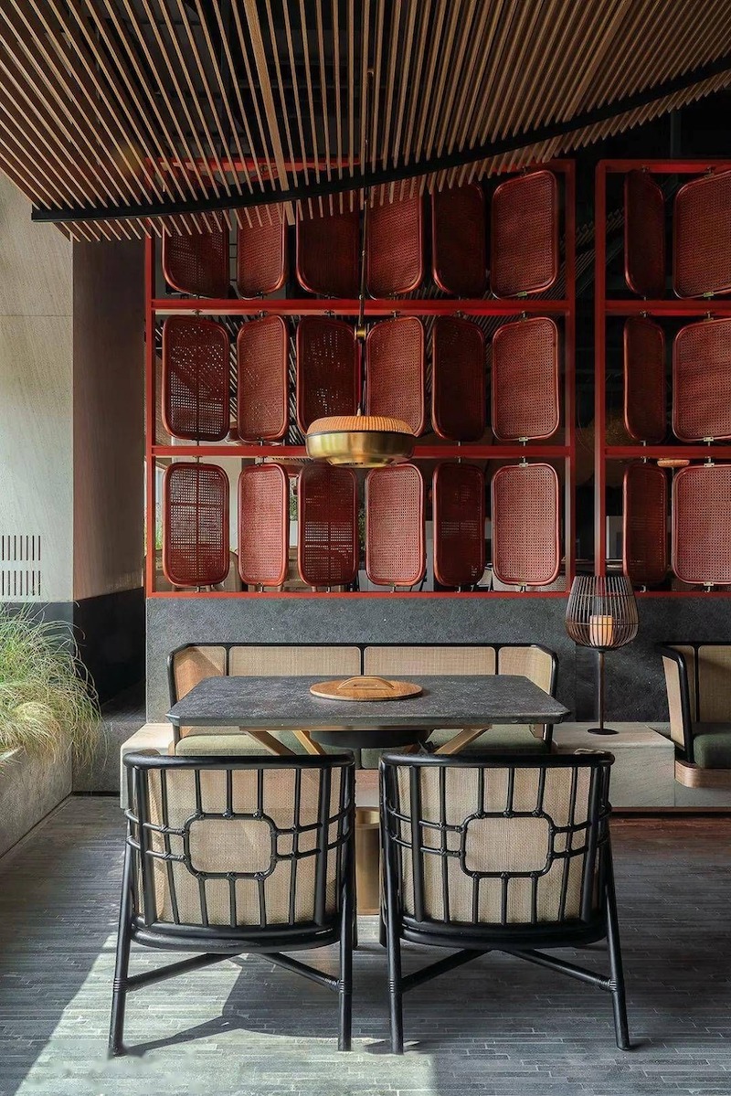 Bố trí bàn ghế chắc chắn, tối giản, dễ vệ sinh, đồng thời phù hợp với bếp nướng âm tại bàn là đặc trưng dễ thấy của quán theo phong cách công nghiệp