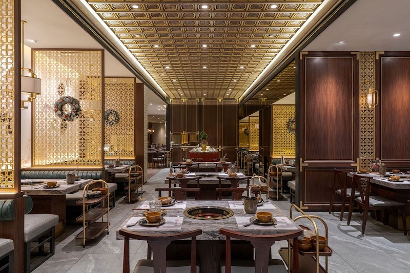 Việc lựa chọn vật liệu phù hợp không chỉ đảm bảo an toàn và vệ sinh mà còn giúp quán duy trì hình ảnh sạch sẽ, chuyên nghiệp, nâng cao trải nghiệm khách hàng