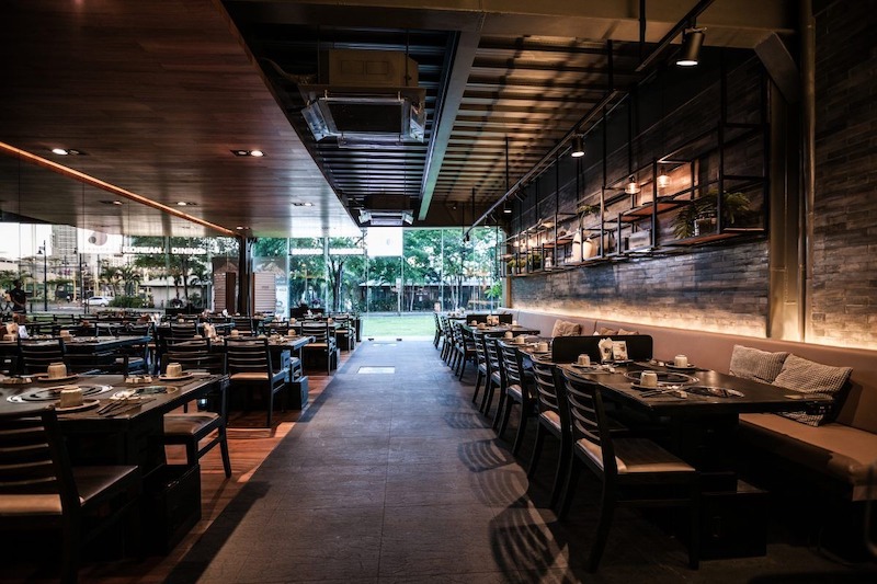 Hệ thống thông gió và điều hòa hợp lý giúp khách thưởng thức món ăn trọn vẹn, đồng thời giảm mùi, khói và tăng tuổi thọ thiết bị quán